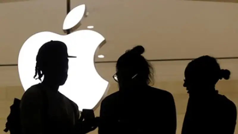 Apple начала переманивать работников у Илона Маска