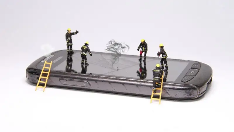 Эксперт: В жару смартфон может загореться даже в кармане