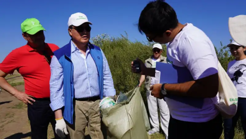 Аскар Мамин принял участие в уборке мусора на Кояндинском водохранилище