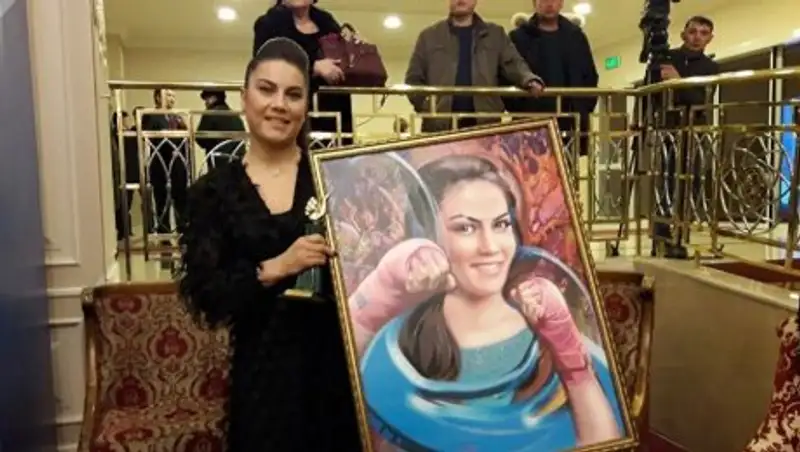 Фируза Шарипова купила свой портрет за тысячу долларов
