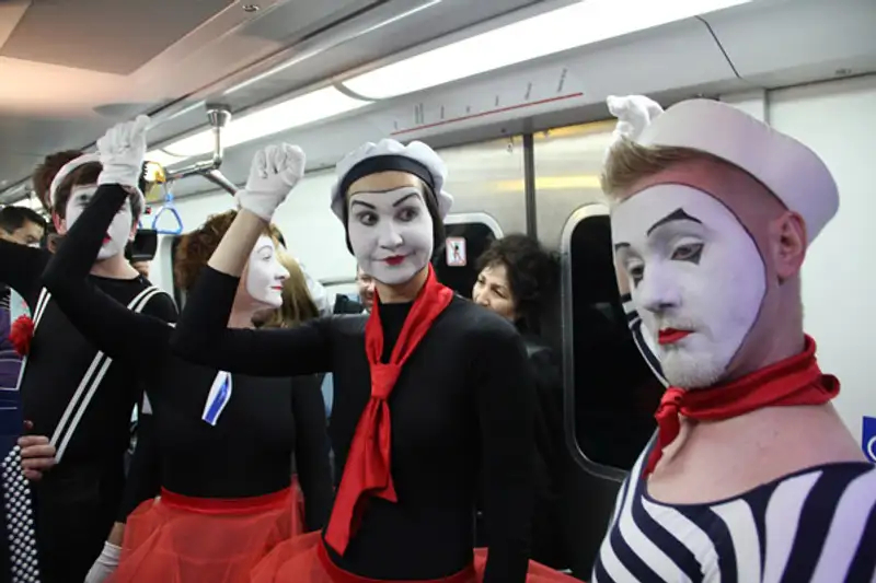 В алматинском метро прошло театрализованное представление (фото), фото - Новости Zakon.kz от 04.05.2012 15:36
