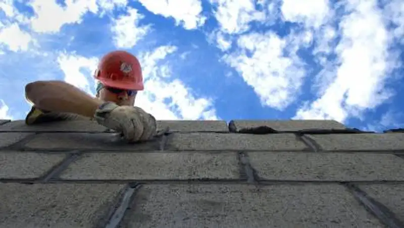 Рабочий сорвался с крыши девятиэтажного  дома в Уральске