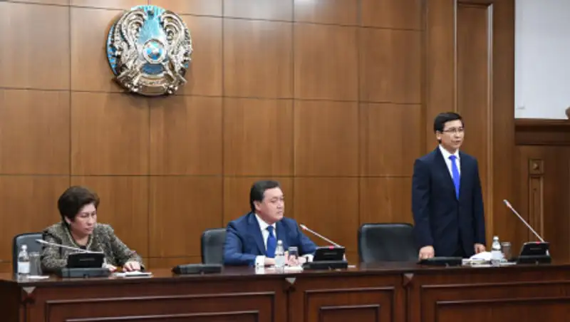 Аскар Мамин представил нового министра образования и науки РК