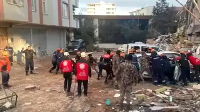 Спасатели в Турции разгребают завалы