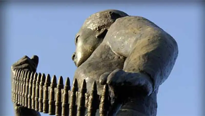 В Уральске с памятника М. Маметовой пропала пулеметная лента