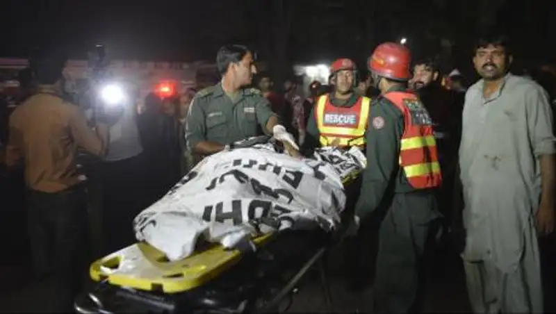 В Пакистане фургон упал в ущелье: восемь человек погибли