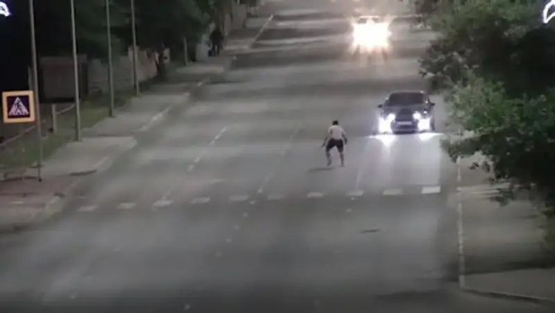 Точил нож и бросался на машины - пьяного дебошира задержали в Нур-Султане