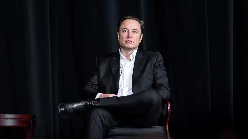 Отец Илона Маска назвал безудержной чушью его биографию