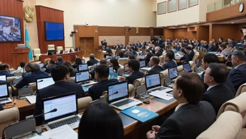 Мажилис согласился с поправками сената по законопроектам о коллекторах