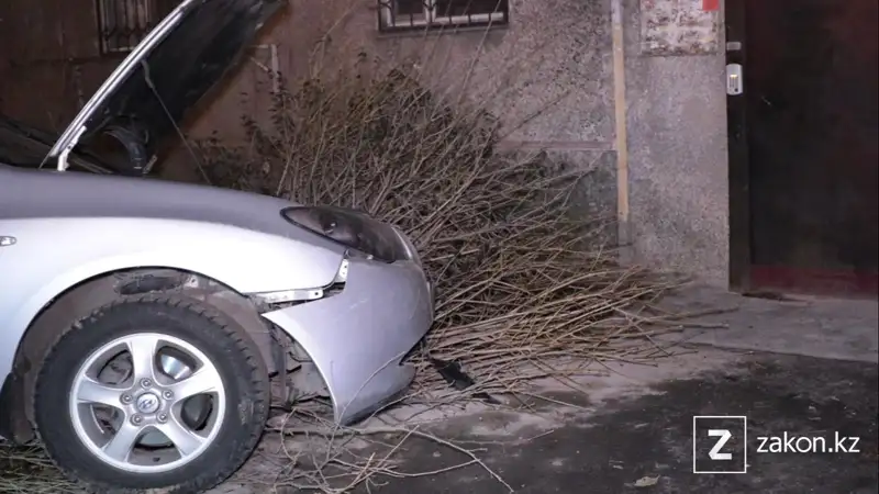 Автомобиль в результате ДТП припарковался в шаге от жилого дома в Алматы