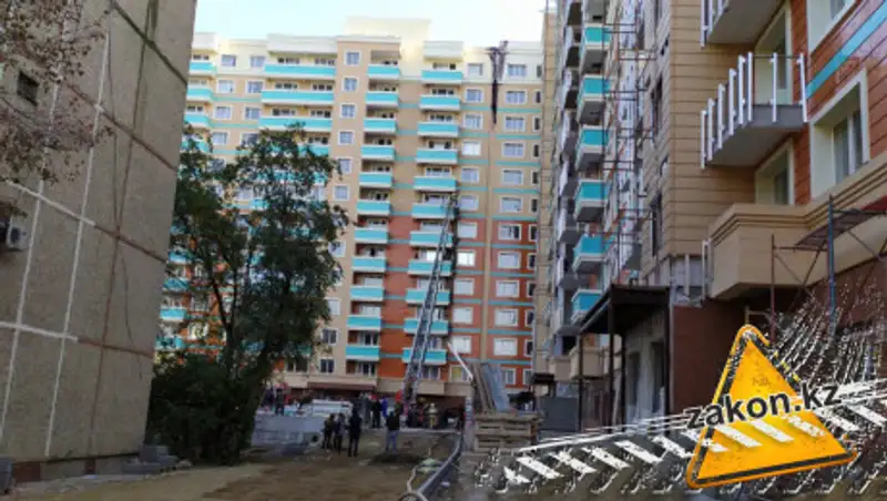 Черный дым столбом. Подробности и фото пожара в Алматы