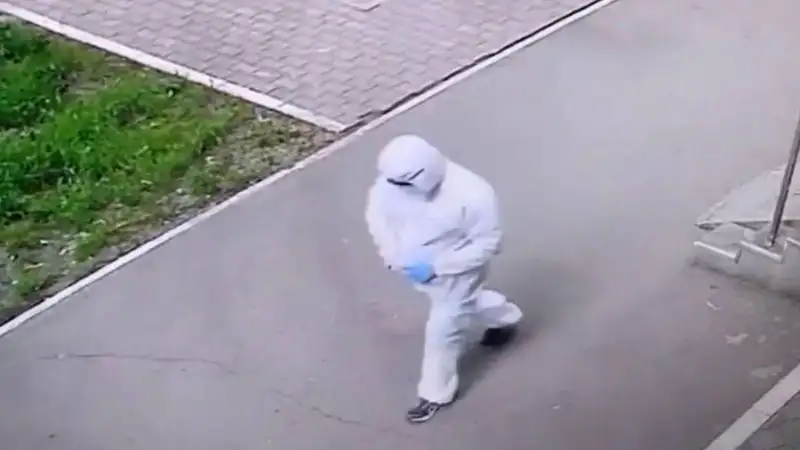 Мужчина в белом комбинезоне с игрушечным пистолетом напал на микрофинансовую организацию