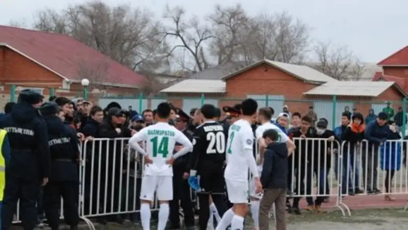 Фанаты ФК "Атырау" обматерили футболистов после матча