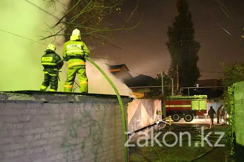 В Алматы огонь уничтожил частный запас угля на зиму и автомобиль (фото) В Алматы огонь уничтожил частный запас угля на зиму и автомобиль (фото), фото - Новости Zakon.kz от 06.11.2013 16:38