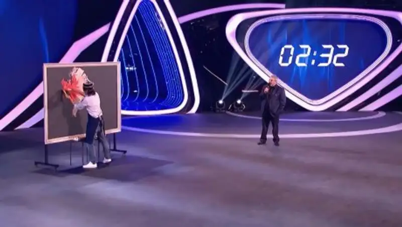 Художник из Астаны написал картину вслепую и поразил россиян