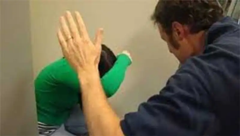 В поселке Енбекши Алматинской области физрук побил свою ученицу прямо на уроке