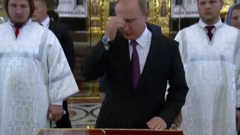 Появилось видео поклонения Путина мощам Николая Чудотворца