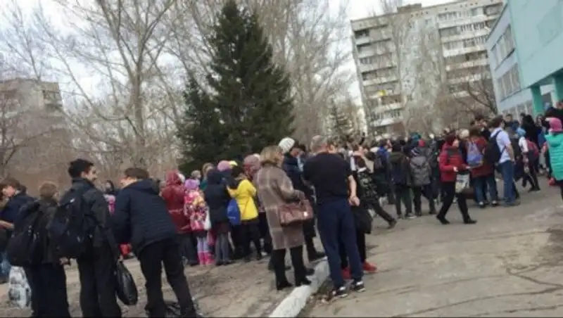 2000 человек эвакуировали из столичной школы из-за пожара