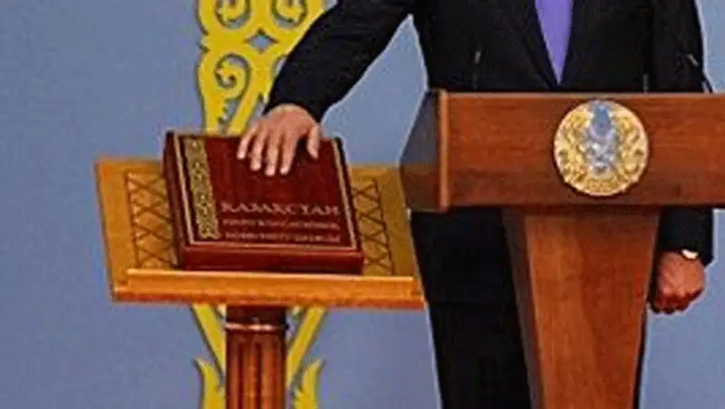 В Усть-Каменогорске госслужащие акимата приняли присягу, фото - Новости Zakon.kz от 14.12.2013 00:19