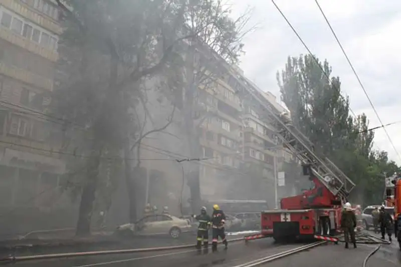 Поняв, что водителю бензовоза уже ничем не помочь, сотрудники ДЧС принялись эвакуировать жильцов горевшего дома (фото), фото - Новости Zakon.kz от 28.06.2013 15:58