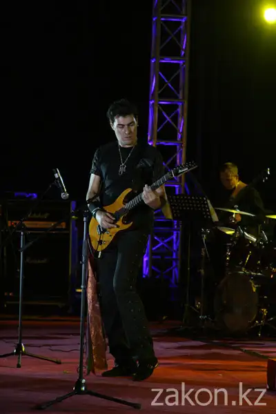 Парад оркестров в Алматы завершали классикой рока (фото) Парад оркестров в Алматы завершали классикой рока (фото), фото - Новости Zakon.kz от 10.09.2012 17:38