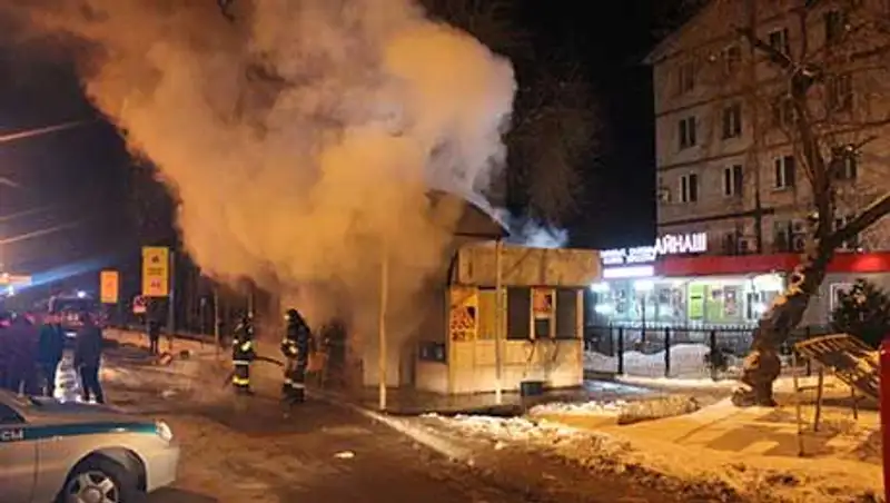 Придорожный ларек сгорел в Алматы