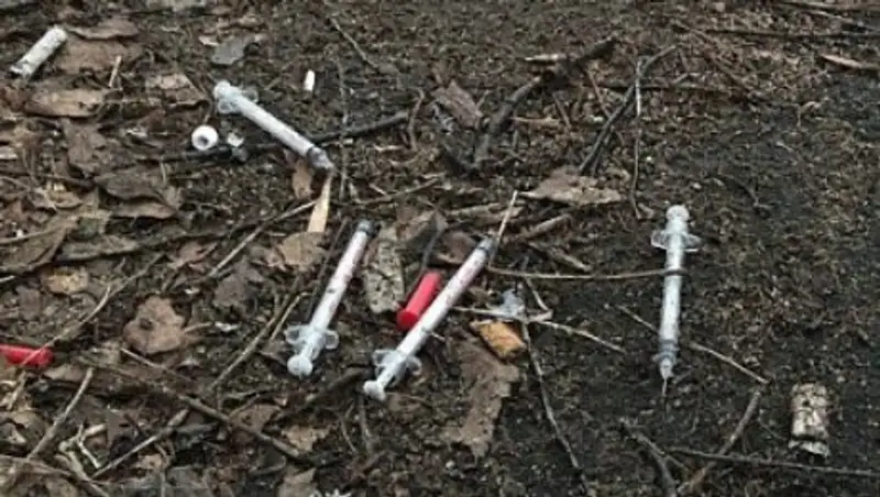 Во дворе Алматы ребенок наступил на иглу – ведется борьба с наркоманами и проститутками