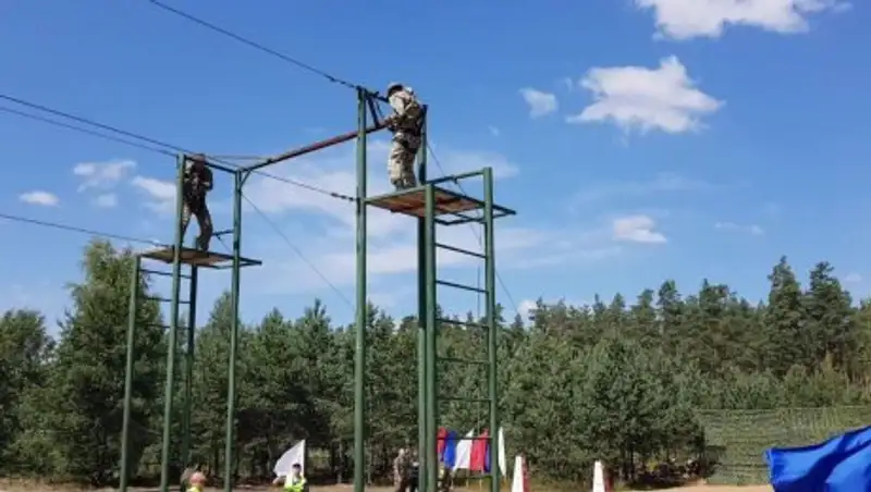 Военнослужащие казахстанской армии принимают участие в соревнованиях "Зеленая тропа"