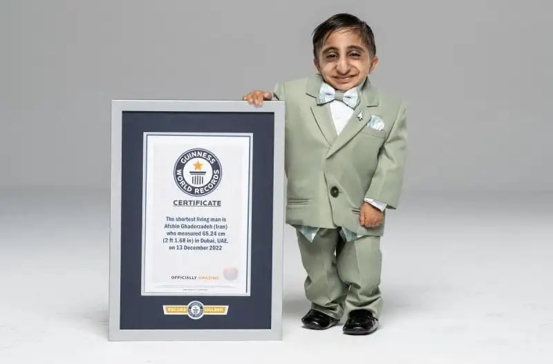 20-летнего иранца признали самым низким человеком в мире