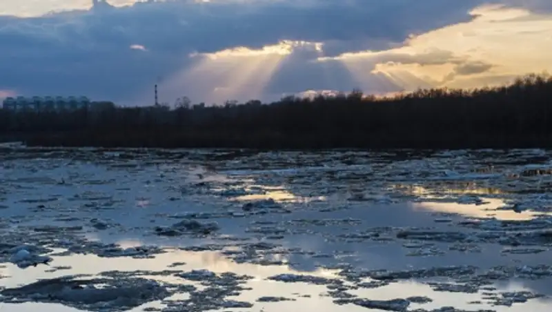 Два человека утонули, переправляясь через реку в ВКО