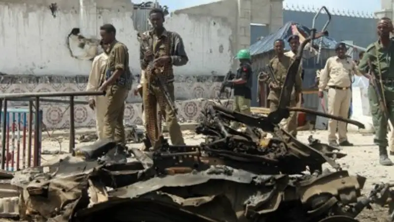 В сомалийском Могадишо прогремел мощный взрыв, началась перестрелка