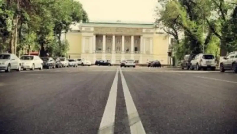 В Алматы на Панфилова днем горят уличные фонари