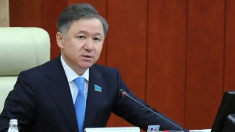 Депутатам Мажилиса вручили государственные награды