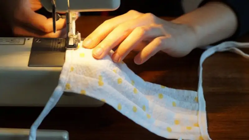 Эксперты призвали носить многоразовые маски