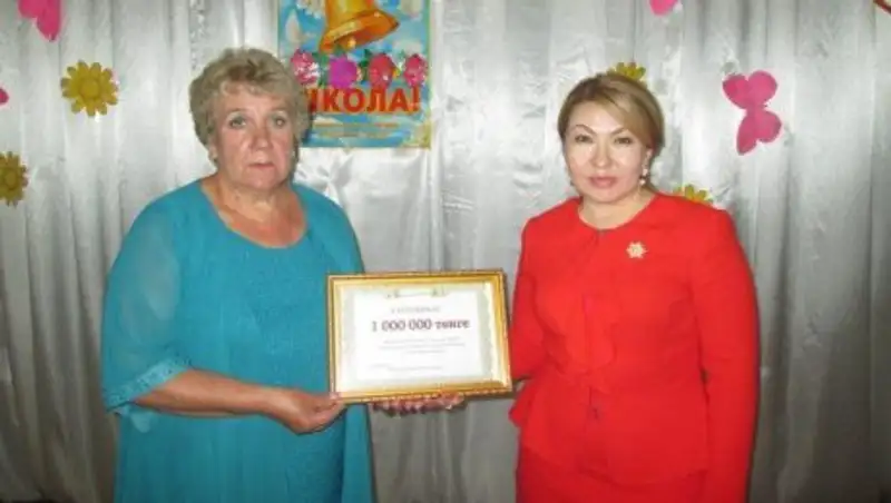 В Костанайской области бывшая выпускница подарила школе миллион тенге
