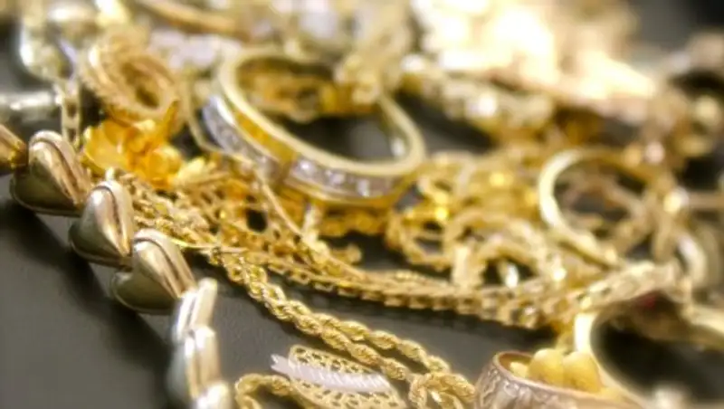 Учитель "заняла" золотые украшения у школьницы и сдала в ломбард