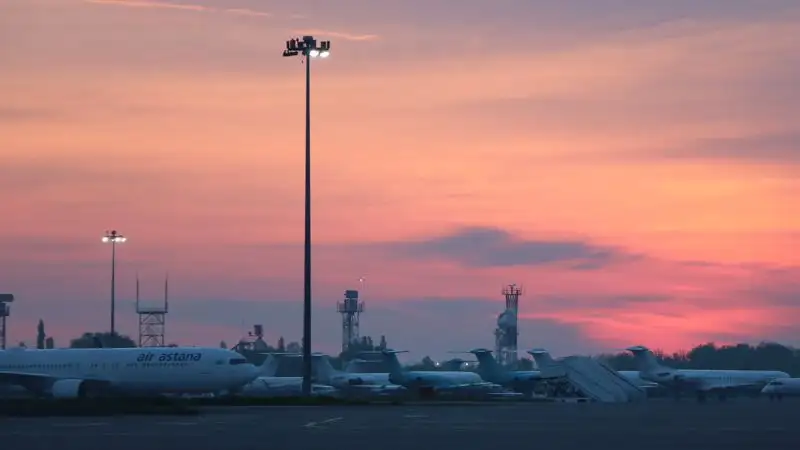 Четыре члена экипажа вылетевшего из Алматы самолета отравились бортовой едой