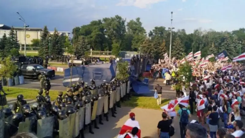 В центр Минска введена бронетехника