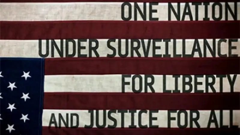 В тизере фильма о Сноудене показали перевернутый американский флаг
