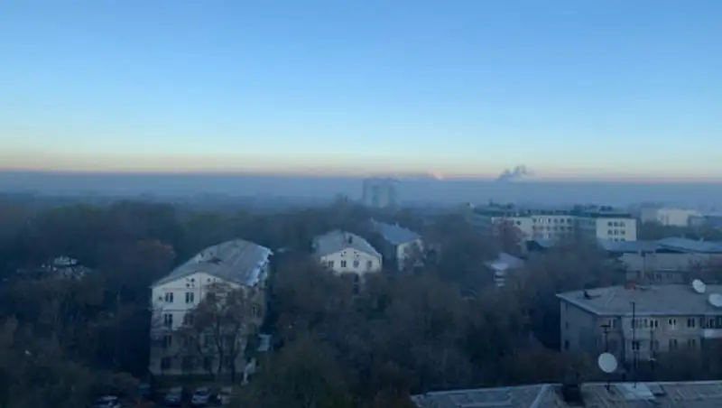 Алматинцы делятся фотографиями накрывшего город сильного смога