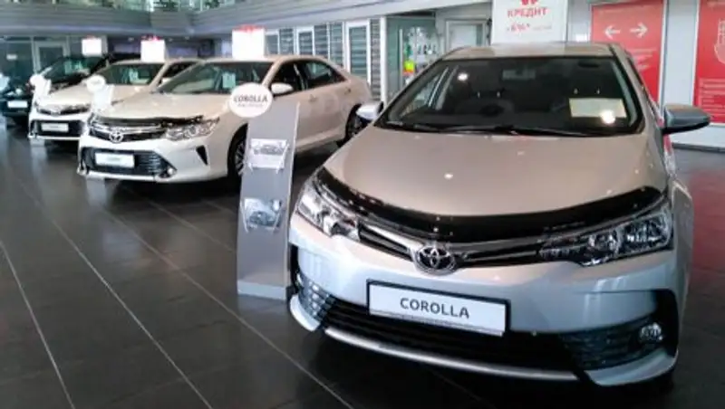 Рост доллара привёл к подорожанию машин в салонах