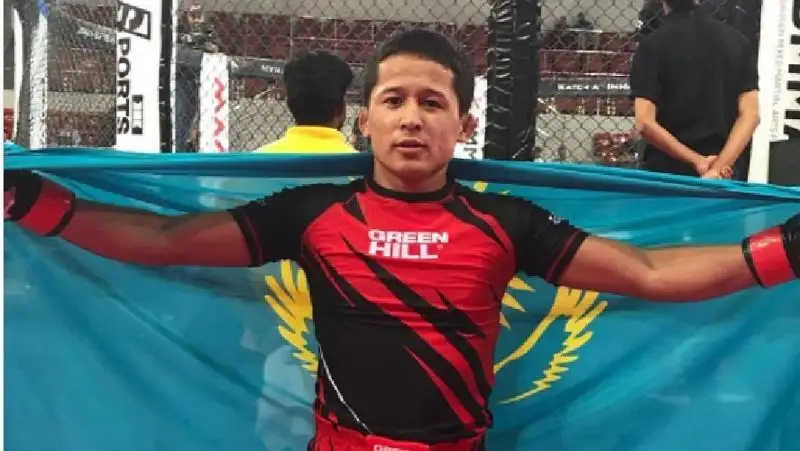 Казахстанский боец стал трехкратным чемпионом мира по ММА
