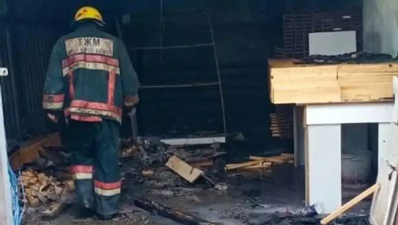 Крыша столярного цеха горела в Алматы