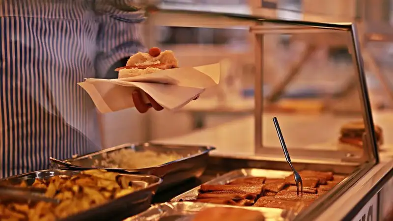 В Казахстане подорожали обеды в столовых