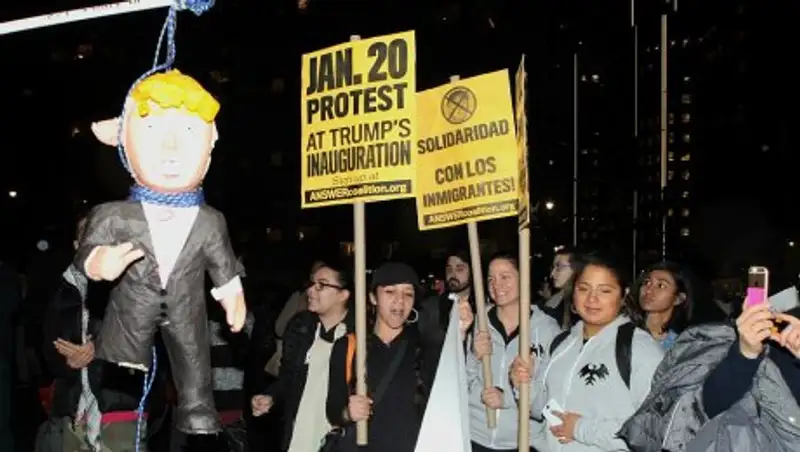 На митинге в Нью-Йорке демонстранты повесили чучело Дональда Трампа