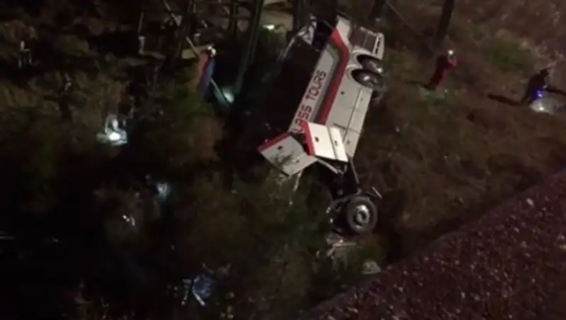 В штате Алабама школьный автобус рухнул в ущелье