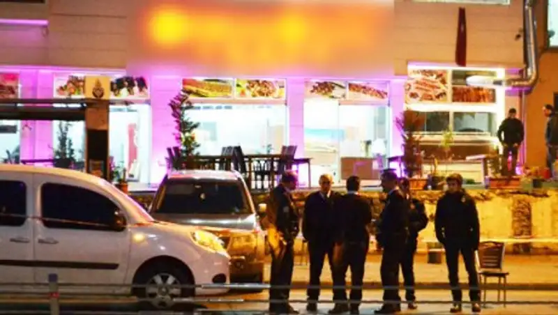 В Стамбуле неизвестные обстреляли автомобиль, пострадали не менее трех человек