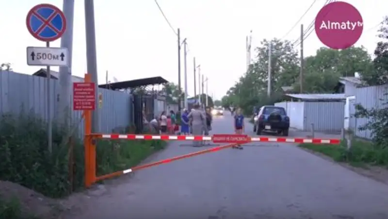 Жители двух улиц в Алматы вынуждены были "забаррикадироваться" от машин