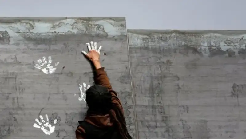 США построят и испытают несколько образцов стены на границе с Мексикой