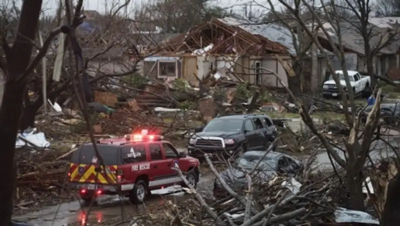 Непогода и торнадо вызвали отмену сотен рейсов и паралич дорог в центральной части США